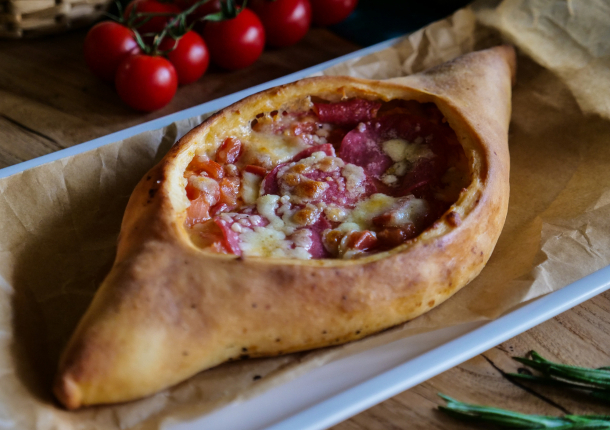 Хачапури по-аджарски с томатами и пепперони.